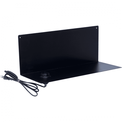 svart hylla i metall med lamp detalj