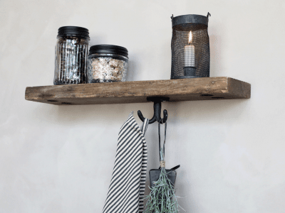 unik vägghylla i återvunnet trä från gamla fartygstegar
